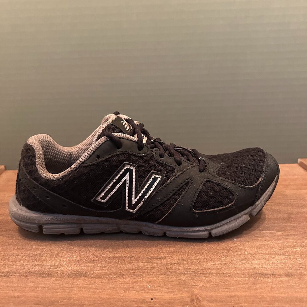 New Balance Womens Black Lace Up Sneakers Size 6.5
